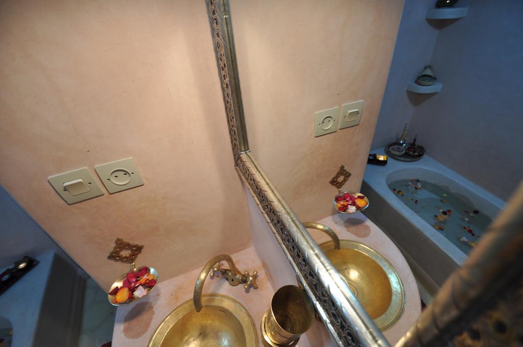 Riad La Famille Marrakesh Buitenkant foto